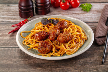 Meatballs with tomato sauce and spaghetti