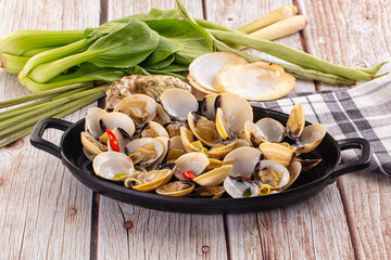 Boiled fresh clams with lemongrass