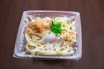 温玉付き冷やしたぬきうどん　