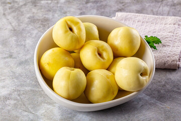 Yellow Uzbek nectarines in the bowl