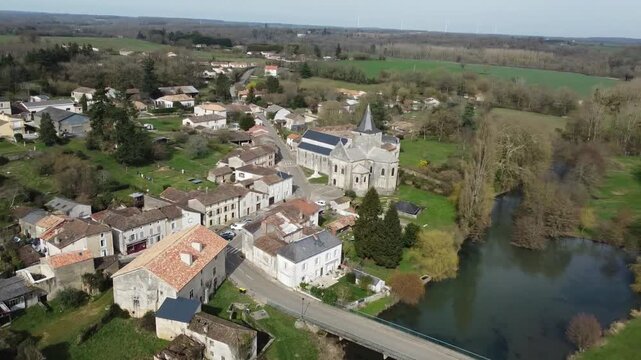 Vid&eacute;o a&eacute;rienne de l'&eacute;glise Saint-Jean-Baptiste de Jazeneuil (Vienne).