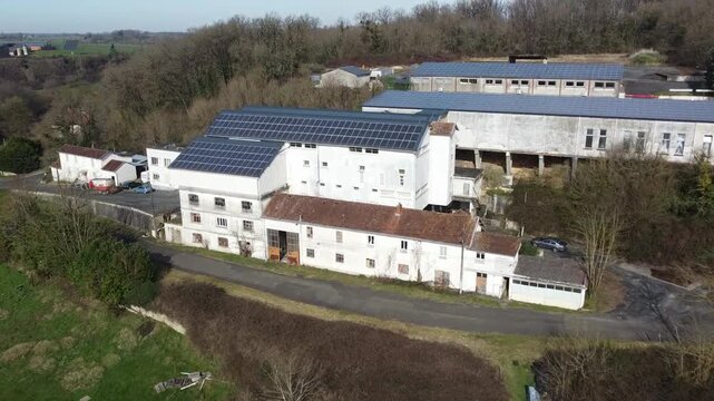 Vid&eacute;o a&eacute;rienne de la Laiterie Fromagerie Coop&eacute;rative de la M&eacute;lusine &agrave; Clou&eacute; (Vienne).