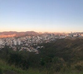 Obraz premium Scenic view of Belo Horizonte, Minas Gerais, Brazil, seen from Serra do Curral, with urban skyline surrounded by mountains and natural landscape.