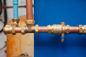 Ship's water supply system with copper pipes and a hydrophore.