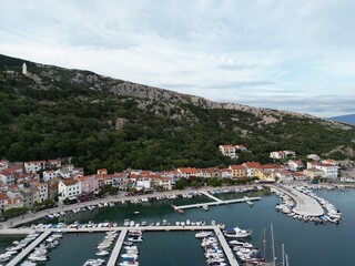 Baska - Chorwacja - wakacyjny kurort na wyspie Krk - zdjęcia z drona w wysokiej jakości