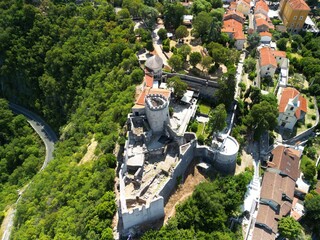 Rijeka - Chorwacja - widok na portowe miasto i zamek na szczycie góry - zdjęcia z drona wysoka jakość © Konrad