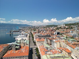 Rijeka - Chorwacja - widok na portowe miasto i zamek na szczycie góry - zdjęcia z drona wysoka jakość © Konrad