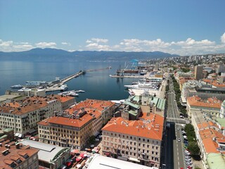 Rijeka - Chorwacja - widok na portowe miasto i zamek na szczycie góry - zdjęcia z drona wysoka jakość © Konrad