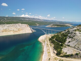 Most Krk - Chorwacja - okolice mostu nagrane dronem. Piękne plaże i widoki na okoliczne góry i wyspy. Zdjęcia z drona © Konrad