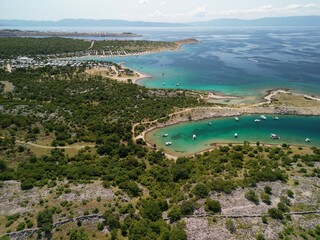 Most Krk - Chorwacja - okolice mostu nagrane dronem. Piękne plaże i widoki na okoliczne góry i wyspy. Zdjęcia z drona © Konrad
