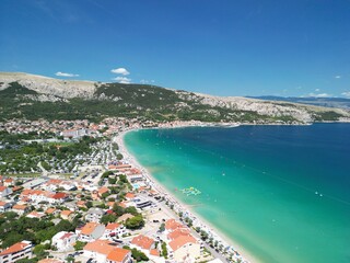 Baska - wyspa Krk - Chorwacja - wakacyjny kurort na wyspie Krk - zdjęcia z drona w wysokiej jakości w piękny letni dzień © Konrad