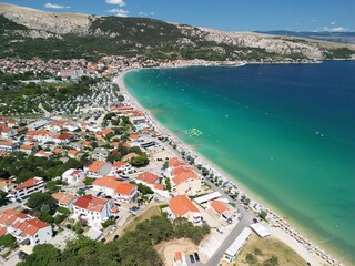 Baska - wyspa Krk - Chorwacja - wakacyjny kurort na wyspie Krk - zdjęcia z drona w wysokiej jakości w piękny letni dzień © Konrad