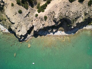 Baska - wyspa Krk - Chorwacja - wakacyjny kurort na wyspie Krk - zdjęcia z drona w wysokiej jakości w piękny letni dzień © Konrad