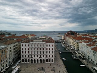 Triest - Włochy - miasto na południu Włoch. Zdjęcia z drona. Zabytki, pałace, zamki w wysokiej jakości. © Konrad