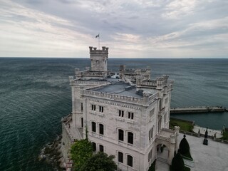 Triest - Włochy - miasto na południu Włoch. Zdjęcia z drona. Zabytki, pałace, zamki w wysokiej jakości. © Konrad
