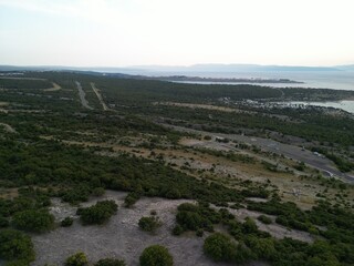 Most na wyspie Krk - Chorwacja - długi most na 1,5 km podczas zachodu słońca. Zdjęcia z drona © Konrad