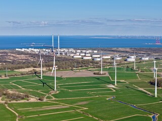 Luftbild eines Tanklagers und Raffinerie an der Nordseeküste bei Wilhelmshaven, Tankerumschlaganlage, Terminal, Versorgung, Energie, Infrastruktur, Industrie, Niedersachsen