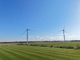 Windkraftanlagen in Ostfriesland an einem sonnigen Tag, erneuerbare Energien, On-Shore, Windrad, Windpark, Energie, Strom, Rendite, Klimaschutz, Umweltschutz, Nordsee