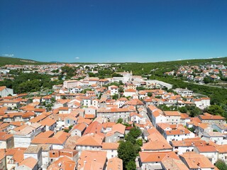 Obraz premium Miasto Krk - wyspa Krk - Chorwacja - stolica wyspy. Zdjęcia wykonane dronem w wysokiej jakości