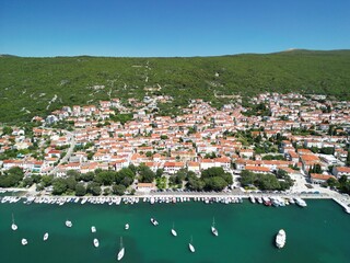 Punat - wyspa Krk - Chorwacja - miasteczko w środkowej części wyspy. Zdjęcia w wysokiej jakośći zrobione dronem © Konrad