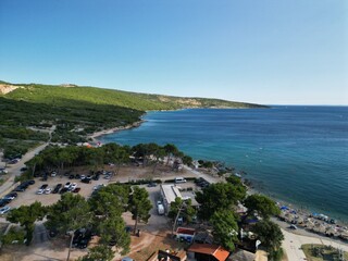 Punat - wyspa Krk - Chorwacja - miasteczko w środkowej części wyspy. Zdjęcia w wysokiej jakośći zrobione dronem © Konrad