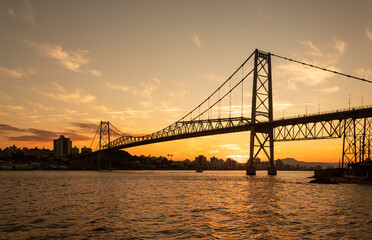 Florianopolis silhueta ponte Hercílio Luz pôr do sol amarelo Florianópolis Santa Catarina Brasil