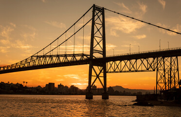 Fototapeta premium Florianopolis silhueta ponte Hercílio Luz pôr do sol amarelo Florianópolis Santa Catarina Brasil