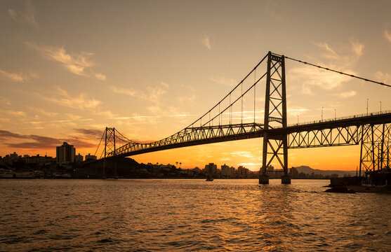 Florianopolis silhueta ponte Herc&iacute;lio Luz p&ocirc;r do sol amarelo Florian&oacute;polis Santa Catarina Brasil