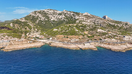 Les falaises des calanques au bord de la mer Méditerranée dans le sud de la France vers Marseille