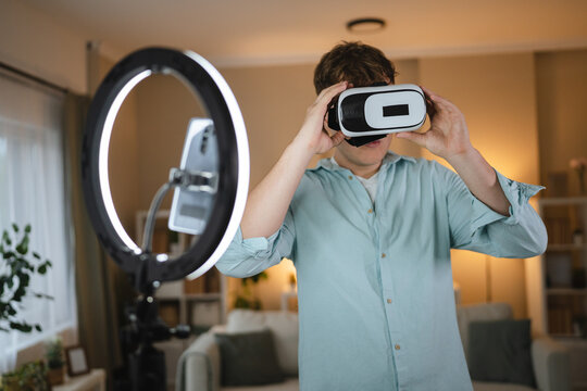 man v-logger review and try V R goggles live streaming on mobile phone