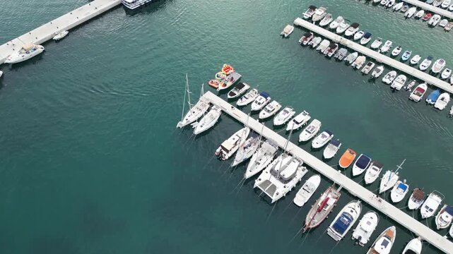 Baśka - wyspa Krk - Chorwacja - turystyczne miasto z piękną plażą otoczone g&oacute;rami. Filmy nagrane dronem w jakości 4k