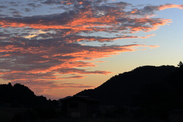 東の空がオレンジ色に染まる夏の早朝