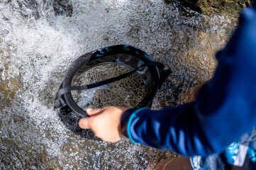水中メガネで川を覗く男の子