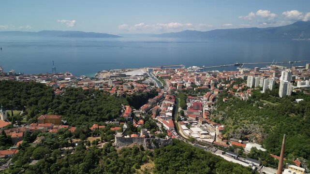 Rijeka - Chorwacja - widok z powietrza na miasto i zamek na wzg&oacute;rzu nad miastem. Nagrane w jakości 4 k