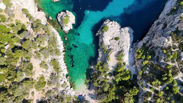 Un paysage paradisiaque de vacances avec des rochers et falaises au bord d'une mer bleu turquoise 