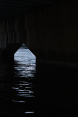 橋脚　影　水面　反射　キラキラ