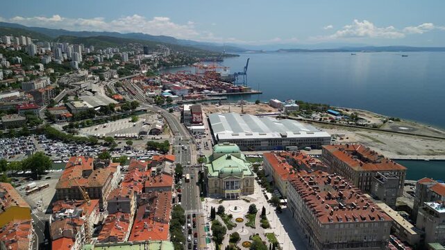 Rijeka - Chorwacja - widok z powietrza na miasto i zamek na wzg&oacute;rzu nad miastem. Nagrane w jakości 4 k