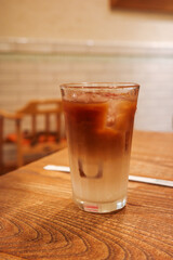 テーブルの上のアイスカフェラテ