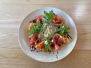 Smoked salmon and cantaloupe salad with cheese 