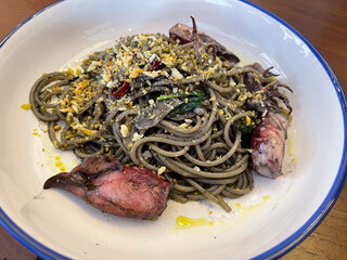 Squid ink spaghetti in white dishes 