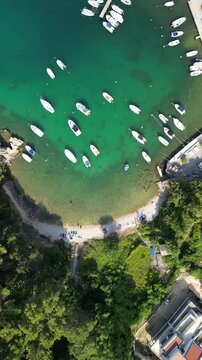 Vrbnik - wyspa Krk - Chorwacja - urocza miejscowość słynąca z wąskich uliczek i dobrego wina. Nagrane dronem w dużej rozdzielczości