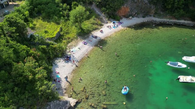 Vrbnik - wyspa Krk - Chorwacja - urocza miejscowość słynąca z wąskich uliczek i dobrego wina. Nagrane dronem w dużej rozdzielczości