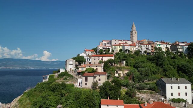 Vrbnik - wyspa Krk - Chorwacja - urocza miejscowość słynąca z wąskich uliczek i dobrego wina. Nagrane dronem w dużej rozdzielczości