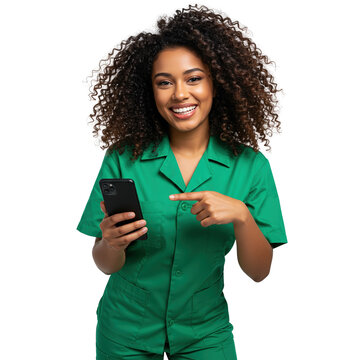 Mulher negra segurando celular 