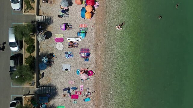 Baśka - wyspa Krk - Chorwacja - piękna szeroka kamienista plaża w słoneczny dzień ngrana dronem