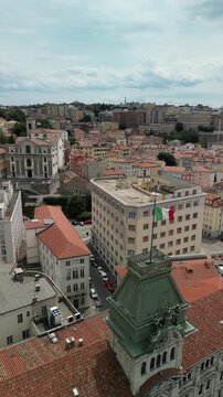 Triest - Włochy - miasto w p&oacute;łnocnych Włoszech. Piękne zabytki pałace, zamki oraz morze i g&oacute;ry. Nagrane dronem w wysokiej rozdzielczości