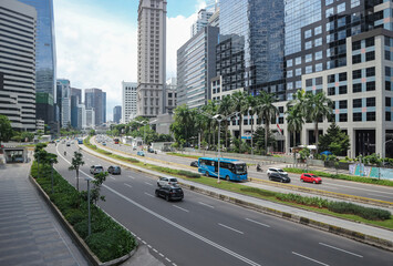 Obraz premium View of Jakarta city transport with busy traffic and modern buildings in the background