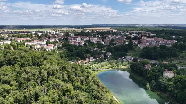 vue a&eacute;rienne et panoramique du Val de Briey, le palais de justice et l'&eacute;glise Saint Gengoult se trouvent dans la partie haute de la ville au dessus du plan d'eau de la Sangsue