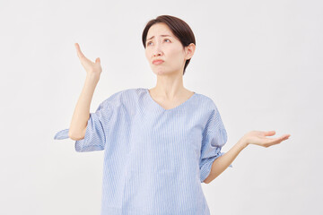 女性　ミドルエイジ　ギブアップのジェスチャー　白背景