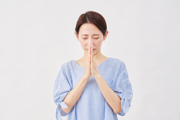 女性　ミドルエイジ　祈る　合掌　白背景